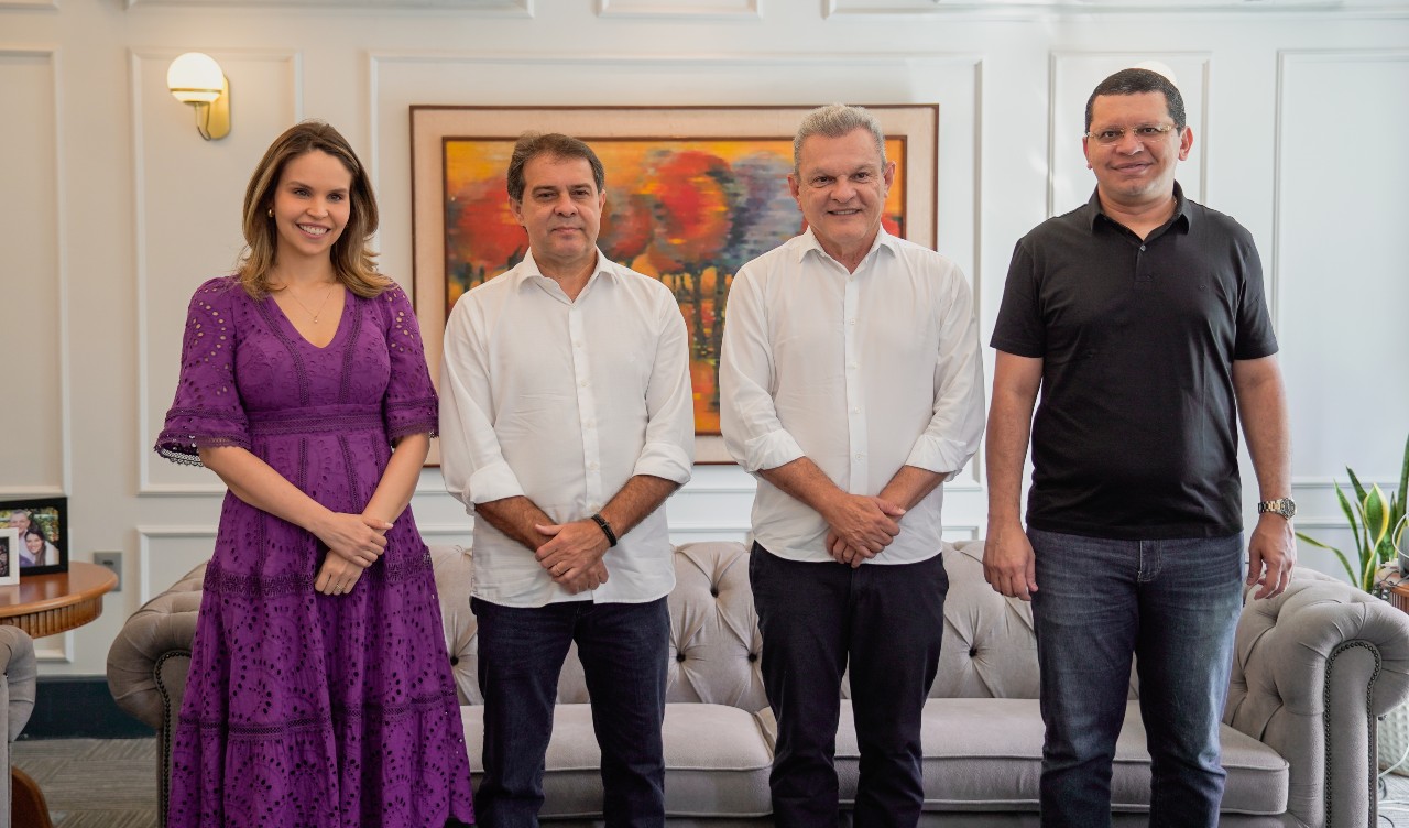 Gabriella Aguiar, Evandro, Sarto e Renato Lima posam para a foto no gabinete do paço municipal